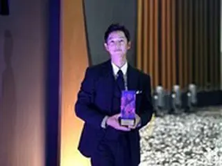 俳優ソン・ジュンギ、APAN大賞記念ショット…演技、ビジュアルすべてに品格漂う