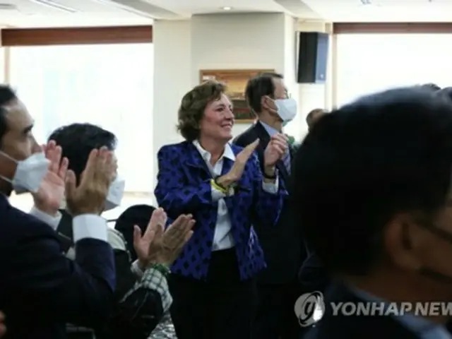 「北朝鮮自由週間」の開幕式で脱北者に拍手するショルティ氏（中央）＝（聯合ニュース）