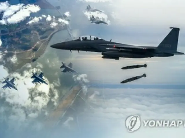 北朝鮮の軍用機12機が示威行動とみられる編隊飛行を行った=(聯合ニュースTV)