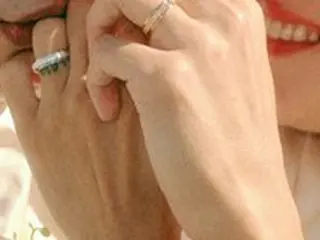 “歌手ケビン・オーとNYで挙式”女優コン・ヒョジン、結婚指輪を公開！