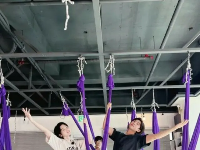 「BTS」RM・SUGA、ハンモックヨガに挑戦するも…1(画像提供:wowkorea)