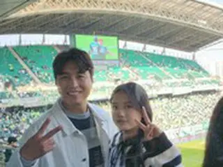 元サッカー韓国代表選手イ・ドングク、父娘のツーショット公開…「ジェシーまたきれいになったね」