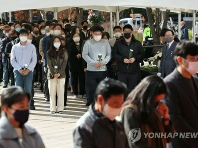 ソウル市庁前の広場に設けられた合同焼香所を訪れた市民ら＝３１日、ソウル（聯合ニュース）