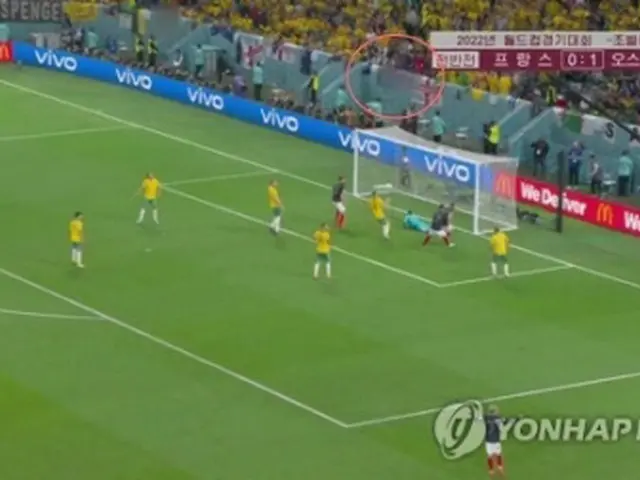 北朝鮮の朝鮮中央テレビが放送したフランス対オーストラリアの試合。観客席に掲げられた太極旗（韓国国旗、赤線で囲んだ部分）がモザイク処理されている（同テレビの映像から）＝（聯合ニュース）≪転載・転用禁止≫