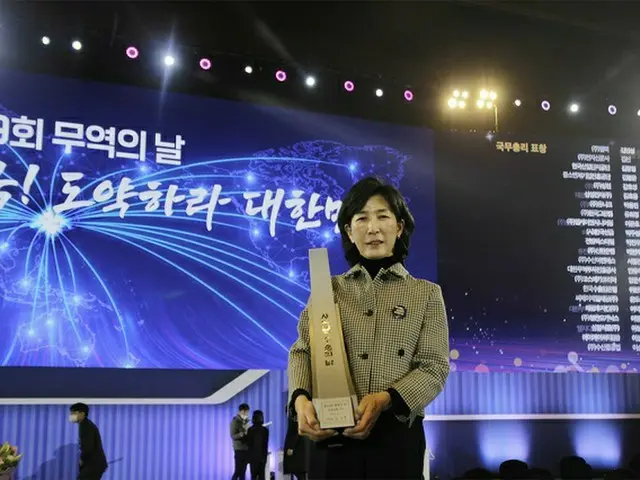 韓国“三養食品”のキム・ジョンス副会長は5日、ソウルで開かれた“貿易の日”記念式で「4億ドル輸出の塔」を受賞した（画像提供:wowkorea）