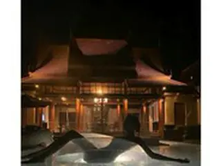 女優キム・サラン、夜のプールで完璧プロポーションを披露…本当に40代？