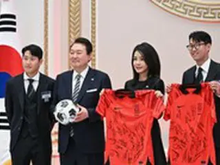 韓国大統領室、W杯16強進出サッカー韓国代表のサイン入りユニ＆大型写真など展示