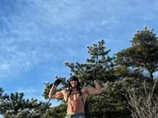 俳優兼モデルのジュリアン・カン、マイナス10度の極寒で「上半身裸で登山」