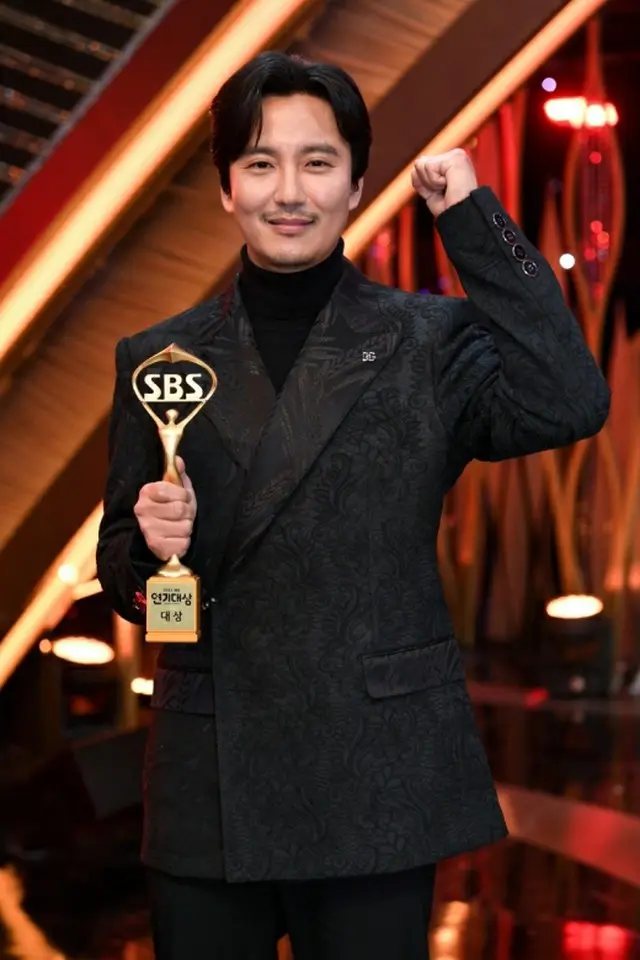 「SBS演技大賞」俳優キム・ナムギルの大賞が異変だって？ …真心で成し遂げたトロフィー（画像提供:wowkorea）