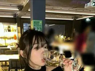 女優チュ・ヒョンヨン、ワインバーで優雅なひととき