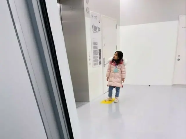 女優イ・ユンジ、床に横になって駄々をこねる末っ子…”リアル“子育ての1コマに共感（画像提供:wowkorea）