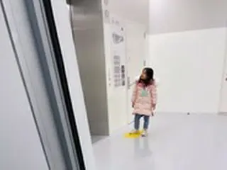 女優イ・ユンジ、床に横になって駄々をこねる末っ子…”リアル“子育ての1コマに共感
