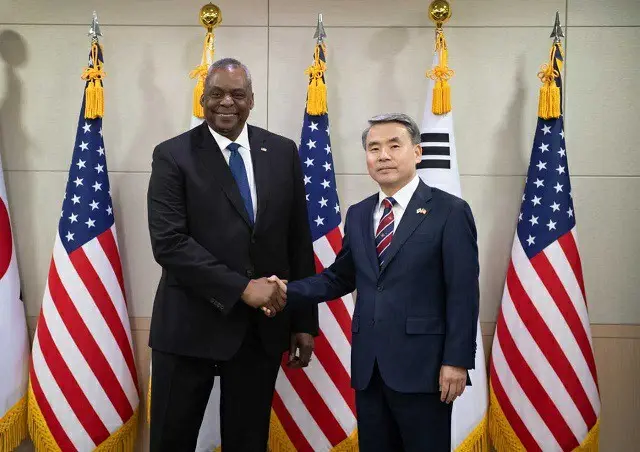 韓国の李鐘燮国防相（右）は31日、オースティン米国防長官とソウルで米韓国防相会談を行なった（画像提供:wowkorea）