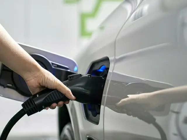 リチウム二次電池が搭載された電気自動車の充電の様子(画像提供:wowkorea)
