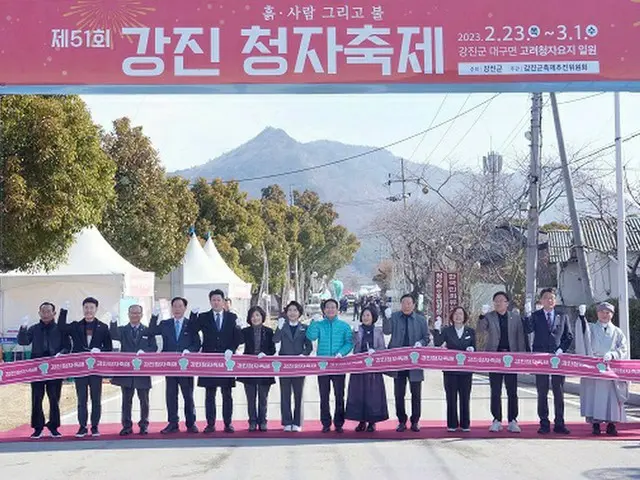 開幕式で郡長と訪問客がテープカットをおこなっている。(画像提供:wowkorea)