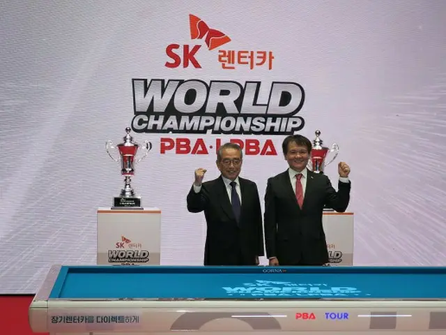 開幕戦で韓国プロビリヤード協会キム・ヨンス総裁とSKレンタカーのファン・イルムン代表が応援のメッセージを述べている。（画像提供:wowkorea）