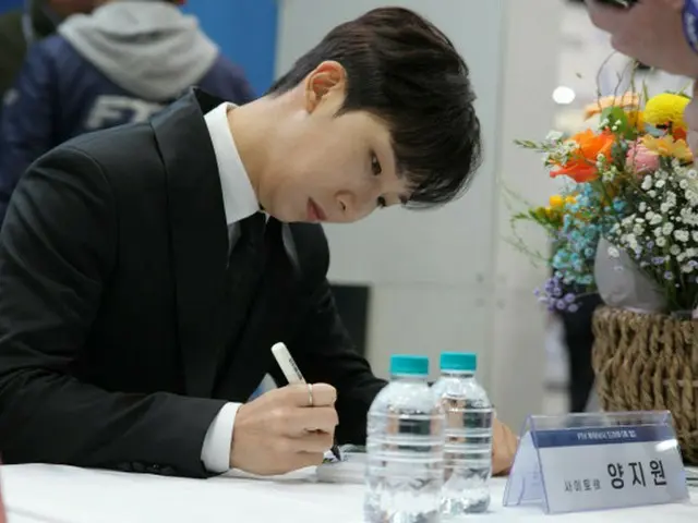 演歌の王子ヤン・ジウォン、ドラマ「HOOK UP」初放送を前に釣師会でサイン会（画像提供:wowkorea）
