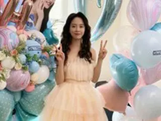 女優ソン・ジヒョ、本当に40代？…果敢なオフショルダードレスで “清純セクシー”な魅力