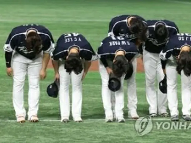 日本に敗れた後、頭を下げてあいさつする韓国の選手たち＝１０日、東京（聯合ニュース）