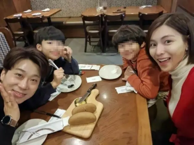 女優キム・ジョンファ、脳がんと診断された夫ユ・ウンソンらと家族で明るい外食ショット…「夫の写真をたくさん残そうと」（画像提供:wowkorea）