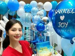 ジョイ（Red Velvet） 、風船に囲まれケーキを手にして笑顔