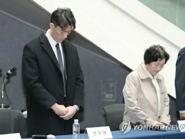 光州事件の犠牲者に黙とうをささげるチョン・ウウォン氏（左）＝31日、光州（聯合ニュース）