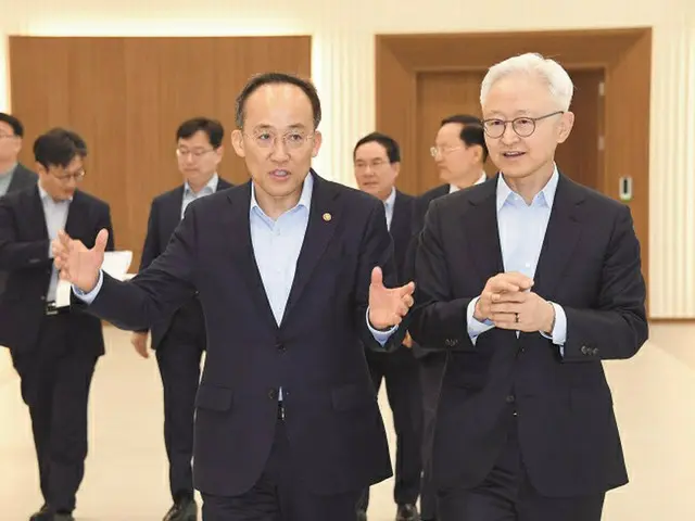 サムスン電子を訪問した韓国経済副首相「半導体輸出危機打開のため汎政府的支援」（画像提供:wowkorea）