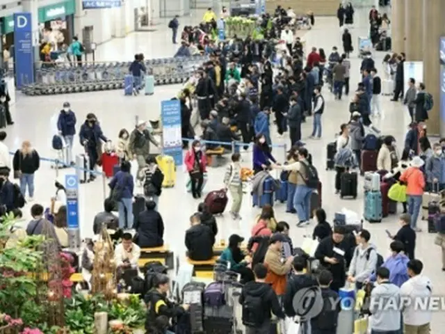 多くの人で混み合う仁川空港(資料写真)=(聯合ニュース)