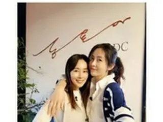 女優ソン・ユナ、「ママ」ムン・ジョンヒと10年ぶりの再会…「私たち幸せになろう」