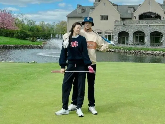 俳優クォン・サンウ＆ソン・テヨン夫婦、仲むつまじいゴルフ場肩組みショット…相変わらず新婚みたいなラブラブぶり（画像提供:wowkorea）