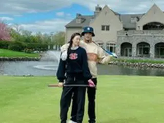 俳優クォン・サンウ＆ソン・テヨン夫婦、仲むつまじいゴルフ場肩組みショット…相変わらず新婚みたいなラブラブぶり