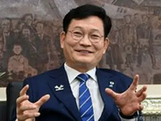 「現金入り封筒ばらまき疑惑」の前代表を擁護する野党を、与党が批判＝韓国