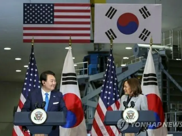 ＮＡＳＡゴダード宇宙飛行センターを訪れた尹大統領（左）とハリス副大統領＝２５日、ワシントン（聯合ニュース）