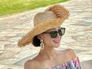 女優イ・シヨン、ハワイで果敢になったファッション…すがすがしいオフショルダー姿
