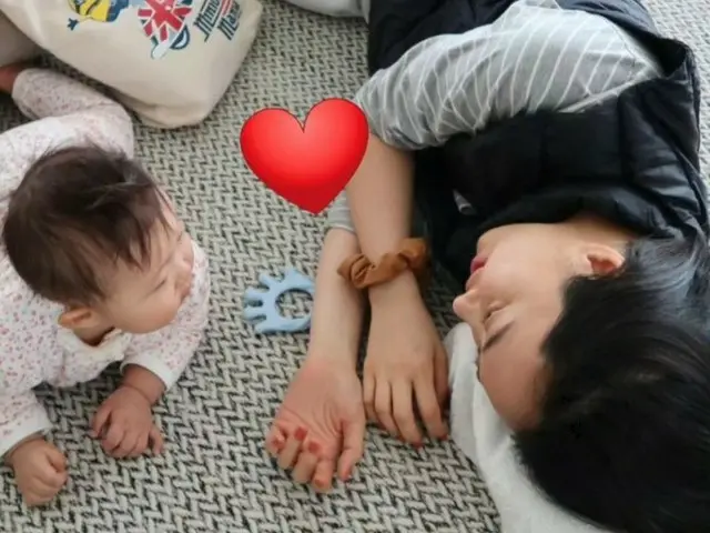 女優キム・ミンジョン、姪っ子にすっかりメロメロ…早く結婚して赤ちゃんを産まないとね（画像提供:wowkorea）