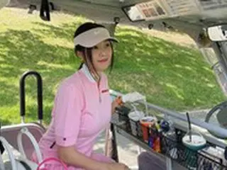 「T-ARA」ヒョミン、全身ピンクのゴルフスタイルを披露…ハート型のカバンまで