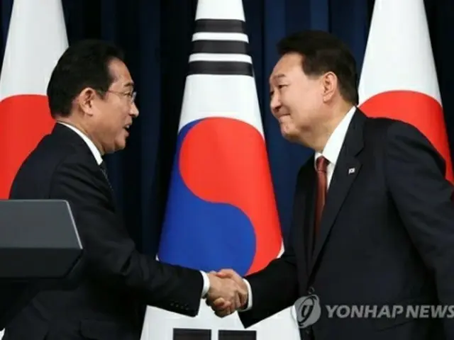 岸田首相（左）は7日に来韓し、尹錫悦（ユン・ソクヨル）大統領と会談した。共同記者会見後に握手を交わす両首脳＝7日、ソウル（聯合ニュース）