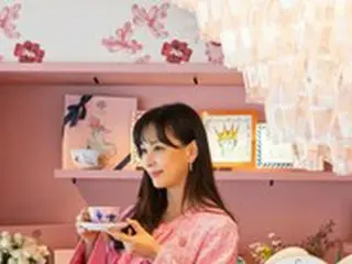 女優コ・ソヨン、50代でも違和感のない”ピンク姫”