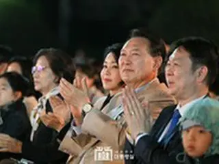 尹大統領夫妻、「青瓦台開放」1周年音楽会に出席＝韓国
