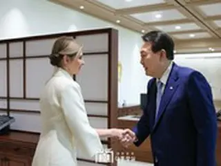尹大統領、ウクライナ大統領夫人に会う…「非人道的行為は許せない」＝韓国