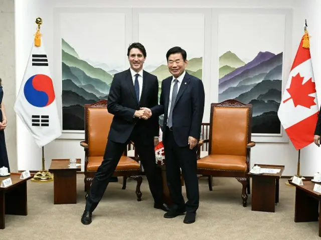 トルドー加首相、韓国国会議長との面談で見せた”マナー足”が話題に（画像提供:wowkorea）