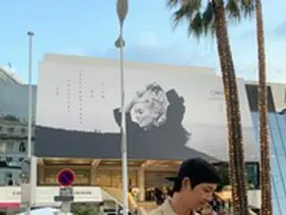ソン・ジュンギ、映画「ファラン」カンヌ入り…ポスター前で笑顔の”プレパパ”
