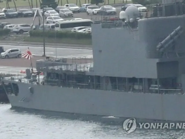 自衛艦旗を掲揚して釜山に入港した海上自衛隊の護衛艦「はまぎり」＝29日、釜山（聯合ニュース）