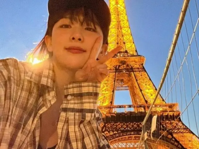 「Red Velvet」スルギ、パリのエッフェル塔をバックにVサイン…控えめルックでも輝く存在感（画像提供:wowkorea）