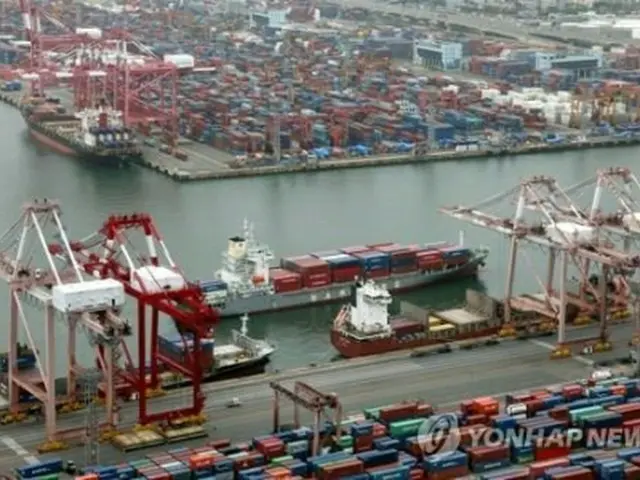 釜山港の埠頭（ふとう）に接岸するコンテナ船（資料写真）＝（聯合ニュース）