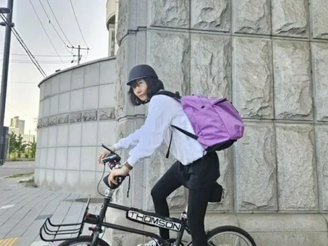 女優ペ・ドゥナ、自転車に乗ったラブリーなワールドスター…スタイルの良さも披露（画像提供:wowkorea）