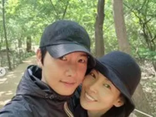 俳優イ・サンウ＆女優キム・ソヨン夫婦、仲むつまじく散歩デート…愛し合う2人は段々似ていくもの？