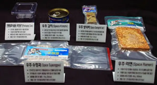 認証を受けた食品など。左上の缶詰がキムチ、下がスジョンガ＝12日、ソウル（聯合）