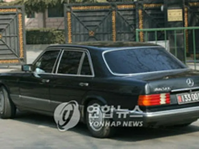 金外務次官を乗せた乗用車が北朝鮮大使館に入っていく＝19日、北京（聯合）