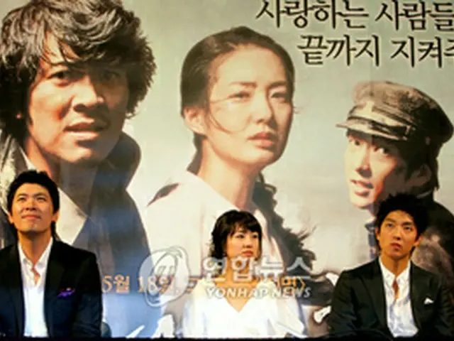 昨年7月に行われた映画記者会見のようす。左からキム・サンギョン、イ・ヨウォン、イ・ジュンギ＝（聯合）